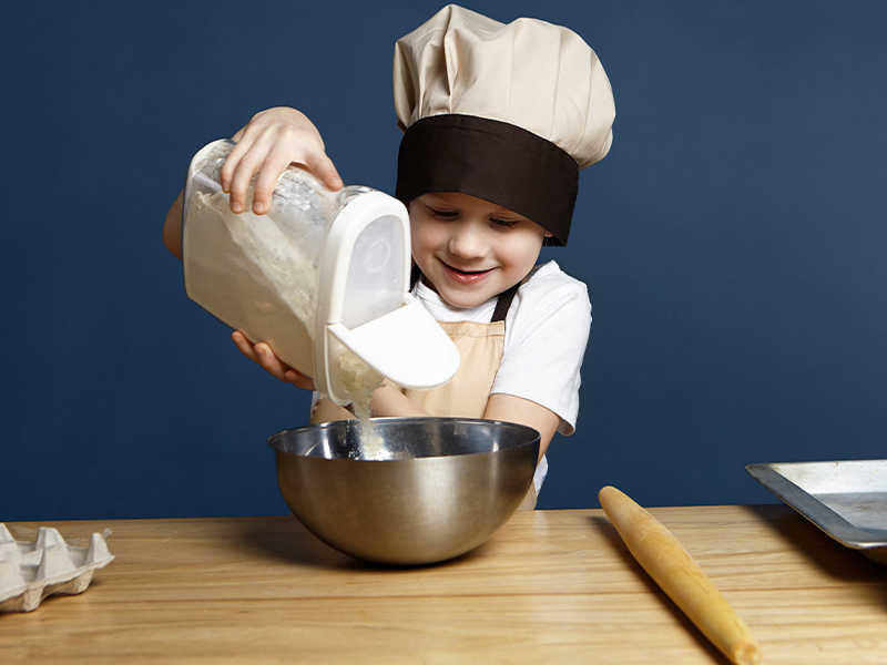 A Escola Infantil Alfabeto oferece aulas mensais de masterchef para crianças a partir de 2 anos. Além de desenvolver hábitos saudáveis nos pequenos, as aulas estimulam competências e habilidades de forma lúdica.